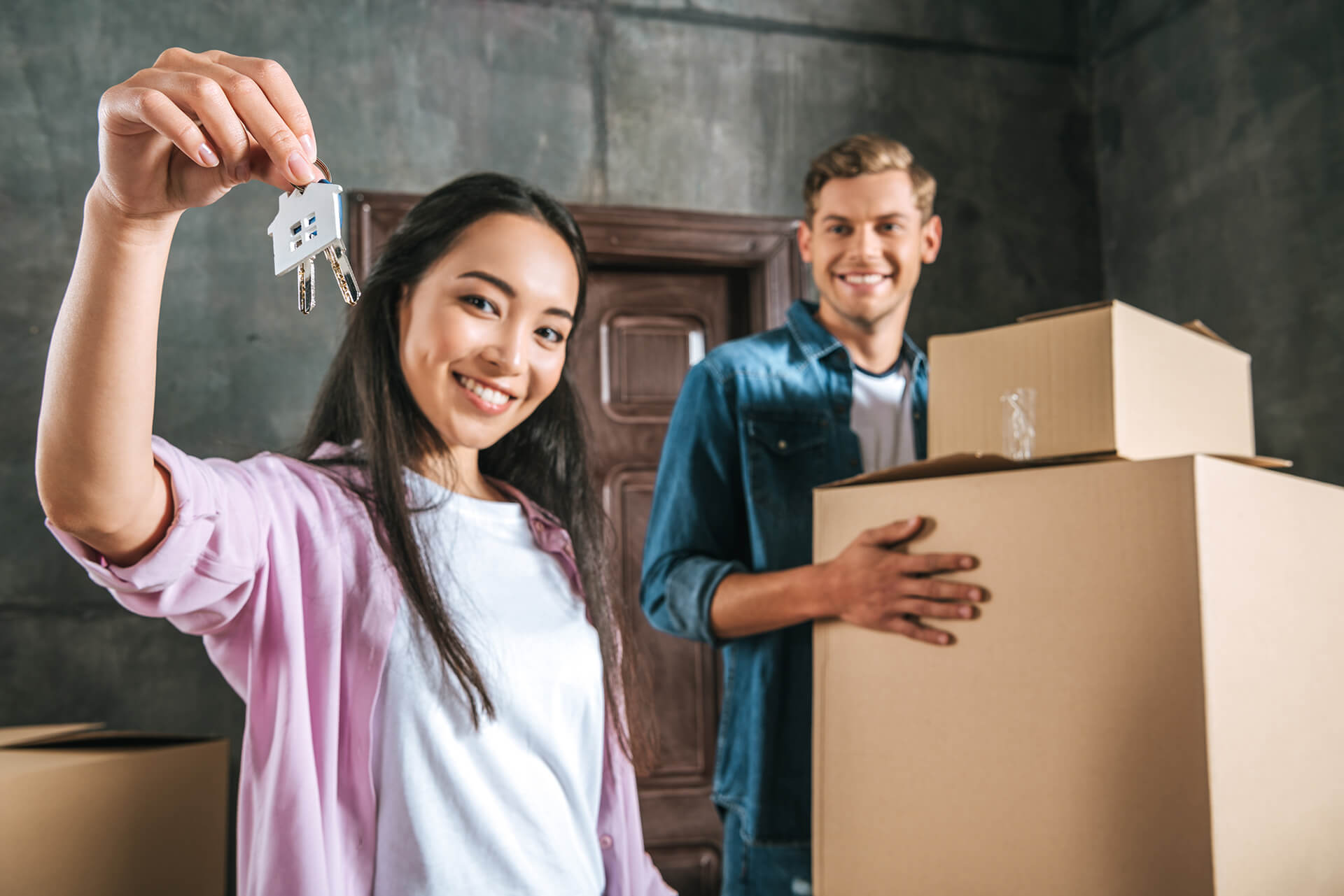 beautiful-interracial-couple-moving-into-new-home-ZR2VH2V.jpg